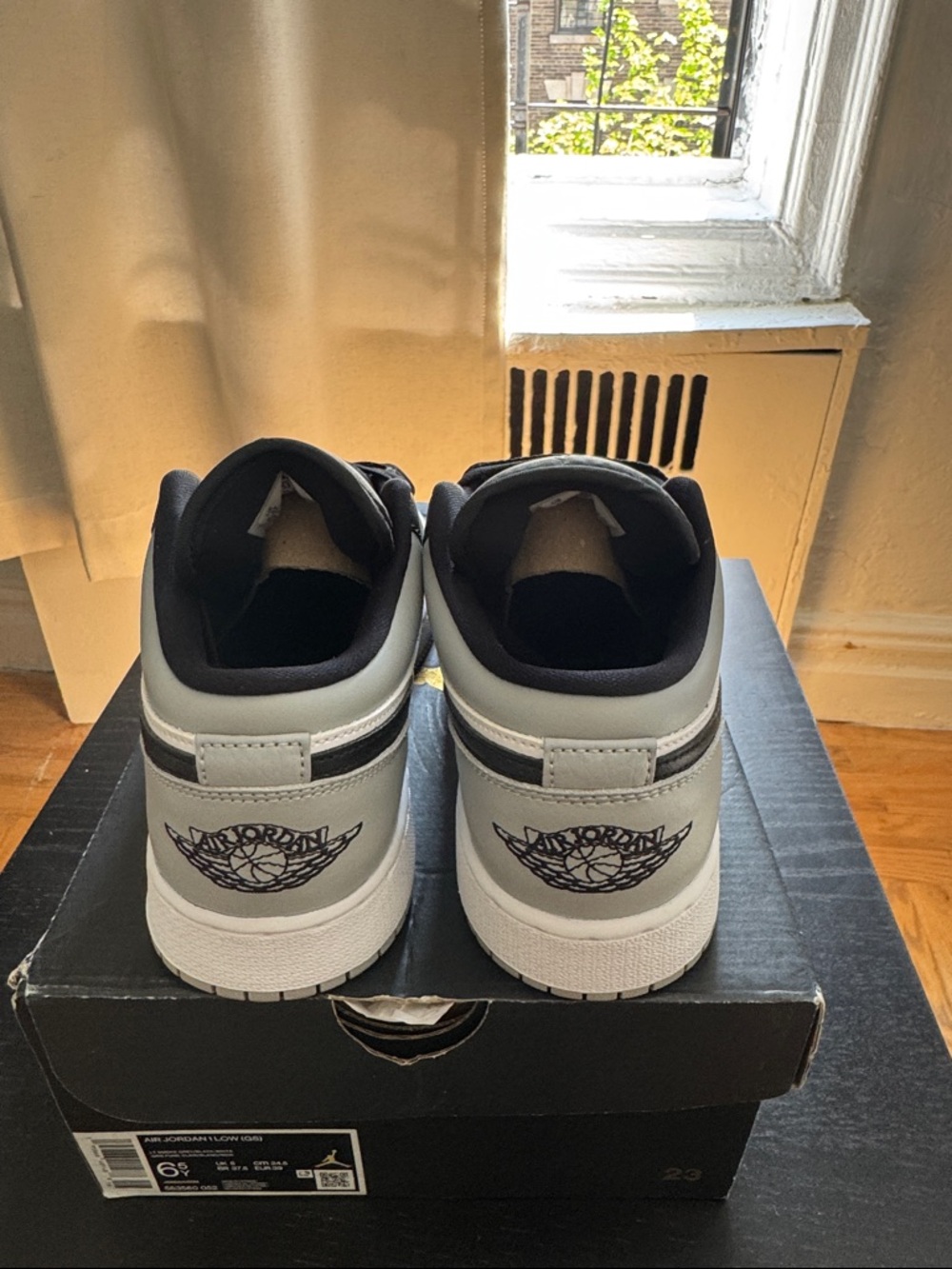 Jordan 1 low smoke grey GS - Picture 4 of 7